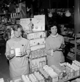 Konsum Domus, affärsinteriör, parfymdisken, två kvinnor.