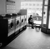 Konsum, Kemtvätt-bar, interiör, en kvinna.