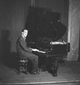 Whispering Band, en man vid pianot.