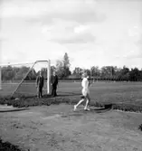 Idrottstävling för damer på Örnsro idrottsplats.