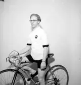 En man med cykel.
Johan Adolfsson