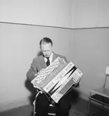 Whispering Band på Teknis, en man med musikinstrument (dragspel). Sannolikt Filip Andersson.