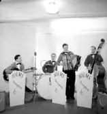 Ahlms Swingtett, fyra män med musikinstrument.