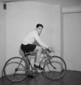 En man med cykel.
Hans Iwar