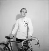 En man med cykel.
Yngve Hedlund