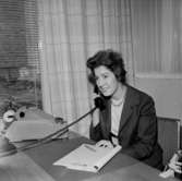 Kontorsinteriör, en kvinna pratar i telefon.
Wigrell & Co.