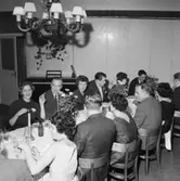 Grupp på restaurang City, högtid.
Wigrell & Co.