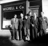 Grupp sex män, personalen.Byggnad i bakgrunden.Wigrell & Co.