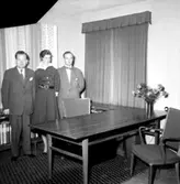 Kontorsinteriör, tre personer.
Wigrell & Co, utställning på Idrottshuset.