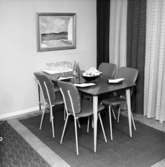 Kontorsinteriör, bord och fyra stolar.
Wigrell & Co, utställning på Idrottshuset.