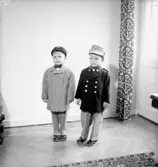 Två pojkar.
Kläder från Ingmars.