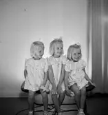 Tre flickor.
Bengt Ekelund (beställare).