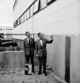 Byggnadarbete, två män.
Druwall färg.
Gustafsson & Görtz, byggnadsavdelningen.