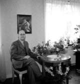 Rumsinteriör, en man.Lindroos