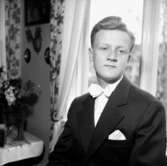 Rumsinteriör, en ung man, bröstbild.Conny Ask på födelsedagen.