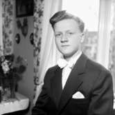 Rumsinteriör, en ung man, bröstbild.Conny Ask på födelsedagen.