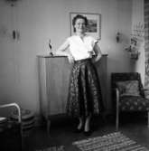 Rumsinteriör, en kvinna.Barbro