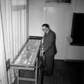 Falks äggsamling, interiör, en man.