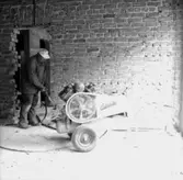 Byggnadsarbete, kompressor, en man.
Görtz Motor AB.