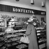 Konsum Ströget, affärsinteriör, kunder och personal.