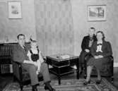 Rumsinteriör, familjegrupp 4 personer.Ivar Johansson