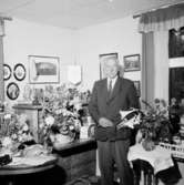 Rumsinteriör, en man.Hjalmar Lindskog på 75-årsdagen.