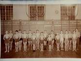 AGF gymnastikförening, gruppbild, yngre pojktruppen 18 st pojkar i gymnastiksalen.