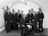 Lazy Resbergs orkester, sju män med musikinstrument.