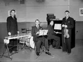 Fyra män med musikinstrument, Olle Bratting & Co.
Olle Bratting: vibrafon; Helgesson: klarinett; Harry Törnblom: piano; Algot Larsson: violin.
Konsum.