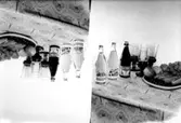 Tre läskflaskor, tre glas och en fruktbricka.
AB Roberts
