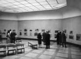 Inga Bergs utställning på Konserthuset, interiör av utställningssalen med besökare.