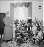 Rumsinteriör, en kvinna.Fru Öhrwall på 85 årsdagen.