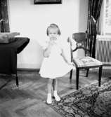 Rumsinteriör, en liten flicka.Bertil Sehlin (beställare).