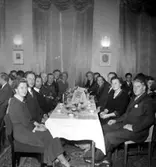 Interiör, grupp vid bordet.
I.F. Eyra, 20 årsjubileum.