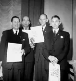 Fyra män med diplom.
I.F. Eyra, 20 årsjubileum.