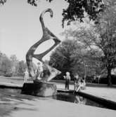 Plutt och Patrik vid skulpturen i Stadsparken.