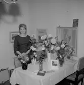 Rumsinteriör, en kvinna.
Plutt på 40-årsdagen.