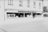 Bostadshus med affärer i gatuplanet.
Nordemalm & Co, Bofors försäljningskontor.