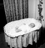 Rumsinteriör, en baby.
Bigge Holmberg