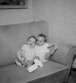 Rumsinteriör, två småflickor i soffan.Fru Blomberg