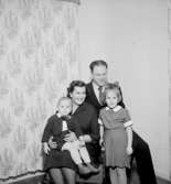 Rumsinteriör, familjegrupp fyra personer.Berglund