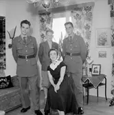 Rumsinteriör, familjegrupp fyra personer.
Eivor Eriksson