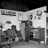 Kontorsinteriör, en man.
K.G. Larsson, kontorsmaskiner.