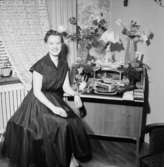 Rumsinteriör, en kvinna.Marianne Uhlan på 20 årsdagen.