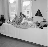 Interiör.
Levi K. Olsson, skoutställning.