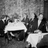 Interiör, släktgrupp vid bordet, födelsedagsfirande.
Sörlings 50 årsdag.