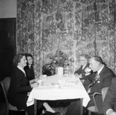 Interiör, släktgrupp vid bordet, födelsedagsfirande.
Sörlings 50 årsdag.
