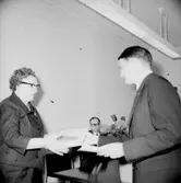 Rumsinteriör, 3 personer, Kexens pensionärer. Personalklubben uppvaktar.
Örebro Kexfabrik.