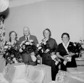 Rumsinteriör, fyra personer, Kexens pensionärer. Personalklubben uppvaktar.
Örebro Kexfabrik.