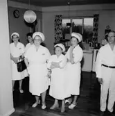 Rumsinteriör, grupp, Kexens pensionärer. Personalklubben uppvaktar.
Örebro Kexfabrik.